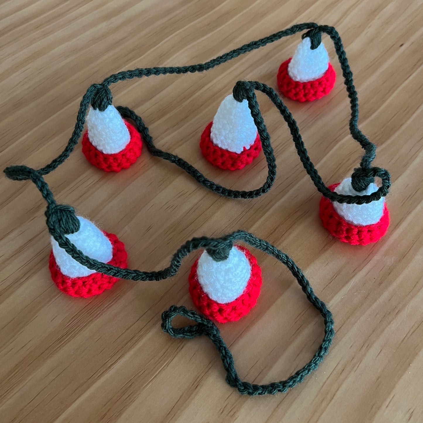 Teeny Santa Hat Garland 🎅🏼 - White, Red and Green